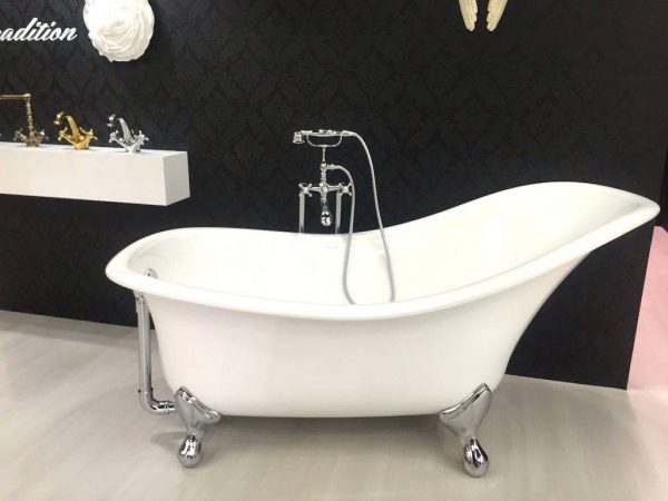 Old fashioned foot tyle tub