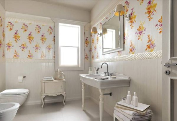 White floral traditional bathroom